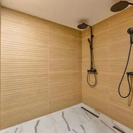 Dexy Luxury And * Ζλάτιμπορ